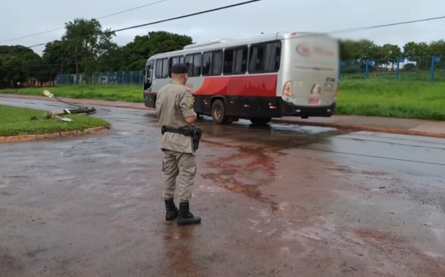 Goiás: passageiros ficam presos em ônibus sob risco de choque após veículo derrubar rede de alta tensão