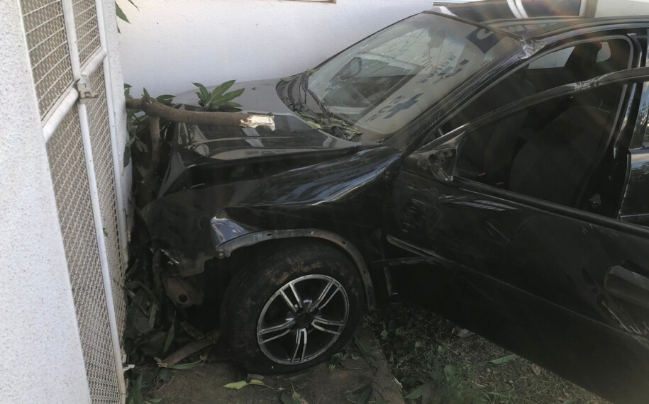 Carro desgovernado invade posto de saúde no Setor Criméia Oeste, em Goiânia