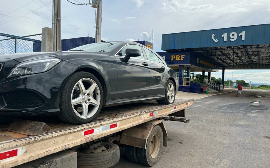Carro de luxo com mais de R$ 13 mil em débitos vencidos é apreendido em Alvorada do Norte
