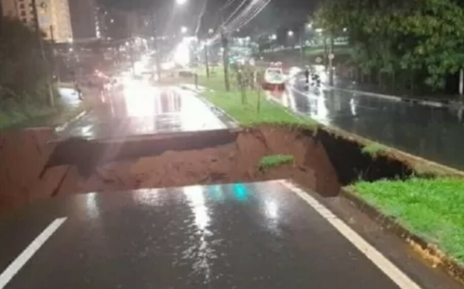 Dois carros caem em cratera e ao menos quatro pessoas morrem em SP