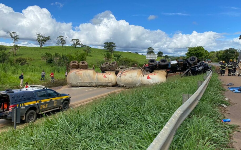 Homem morre após carreta carregada de cimento tombar na BR-153, em Goianápolis