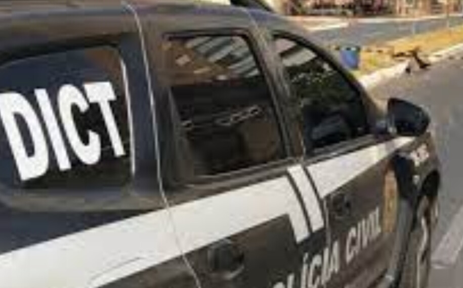 Passageira fica gravemente ferida após motocicleta colidir contra carro, em Goiânia