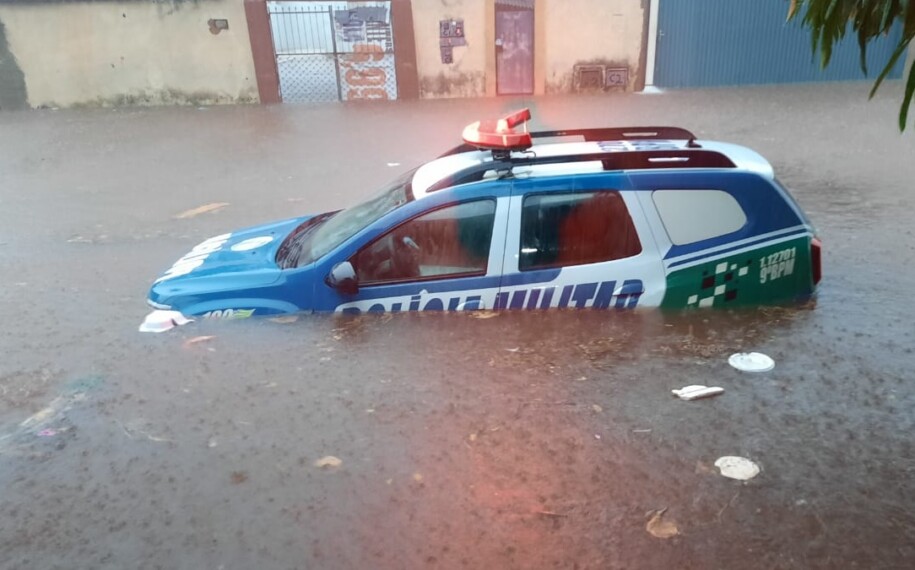 Família é resgatada após ficar presa em carro quase submerso durante temporal em Goiânia