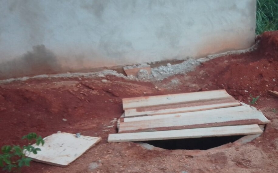 Criança é resgatada após cair em fossa de três metros, em Caldas Novas