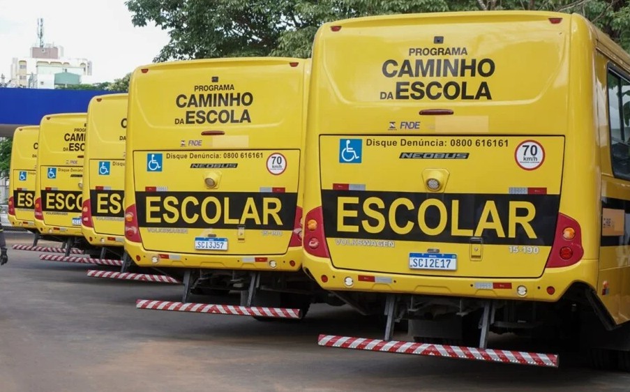 35 municípios goianos recebem ônibus escolares