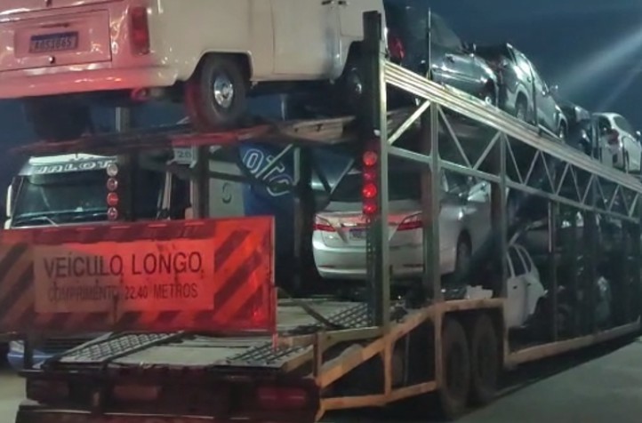 PRF apreende carro clonado transportado em caminhão cegonha