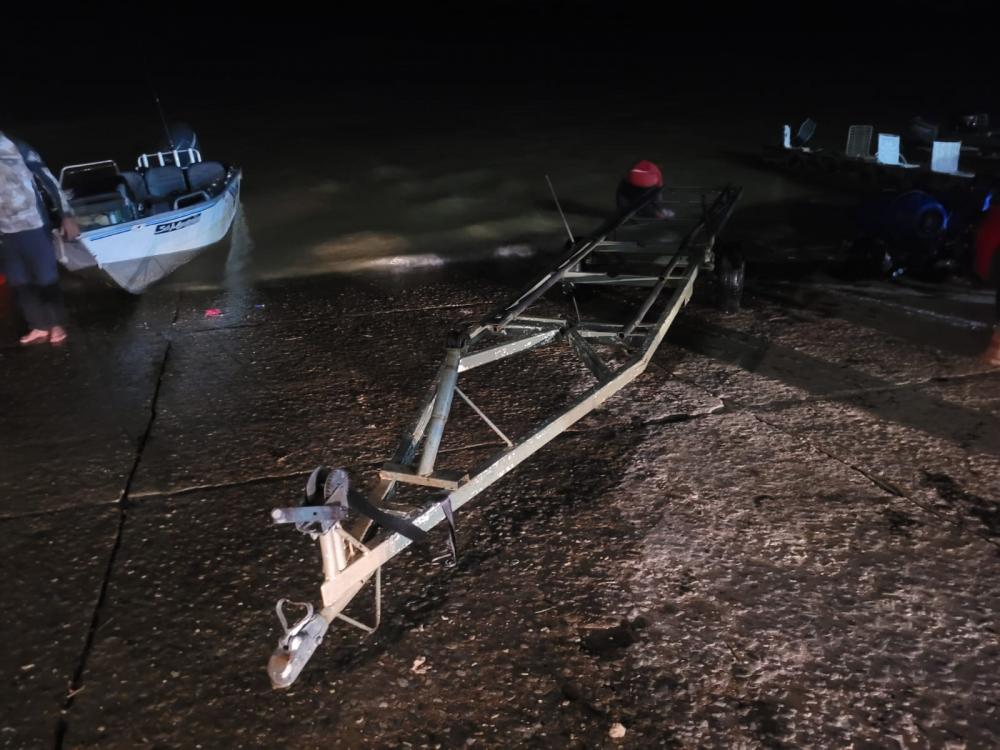 Bombeiros resgatam carro que afundou no porto de Aruanã