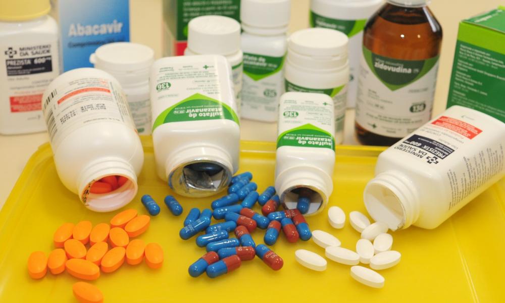 Anvisa autoriza uso emergencial de coquetel contra a covid-19