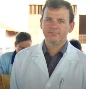 Médico fica gravemente ferido após acidente entre carro e carreta na BR-153, em Goiatuba