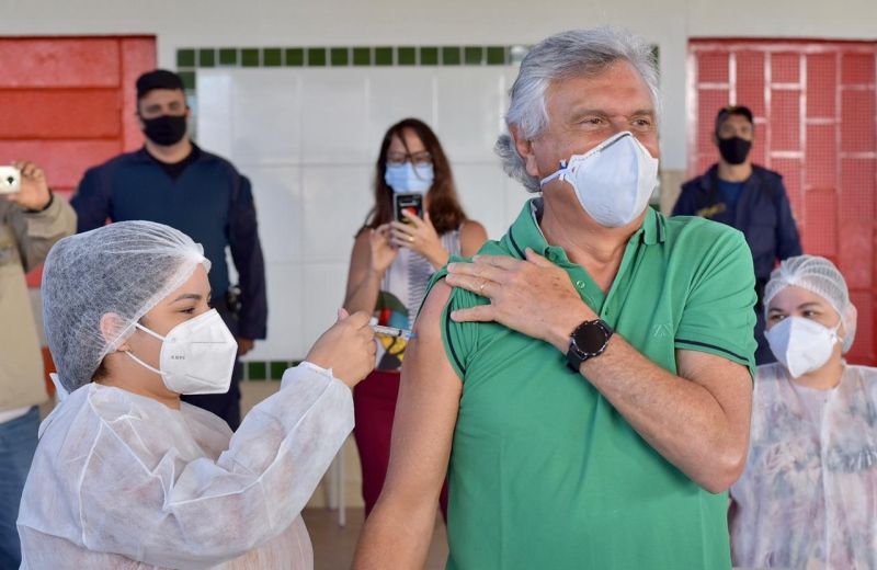 Ronaldo Caiado recebe segunda dose da vacina contra Covid-19 e lamenta escassez do imunizante