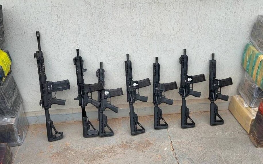 Polícia encontra mais de 80 armas e 2 toneladas de maconha em caminhão de porcos no PR