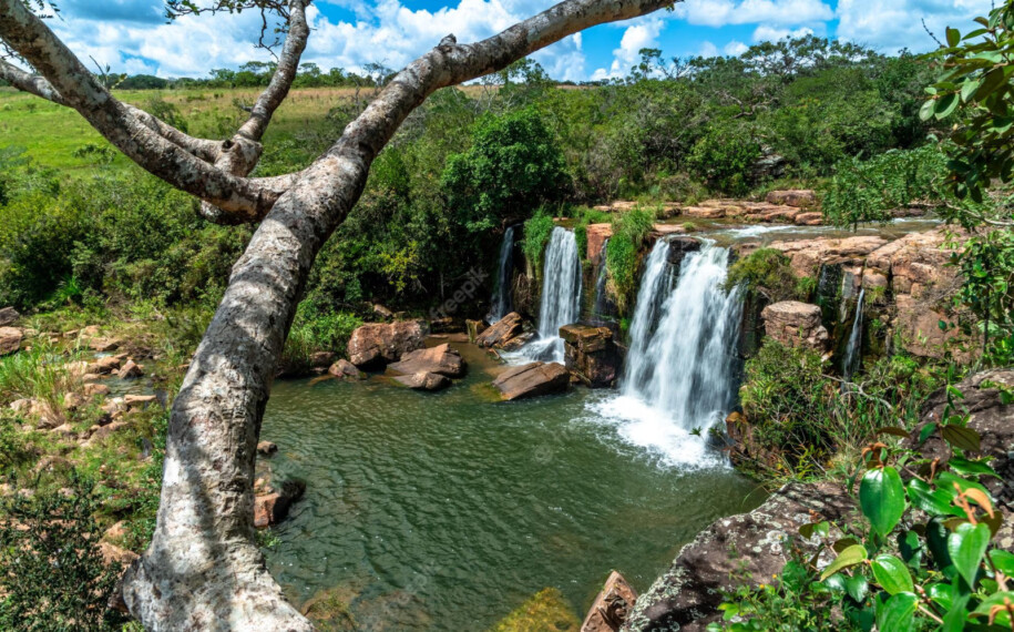 Homem morre após mergulho em cachoeira de Cristalina
