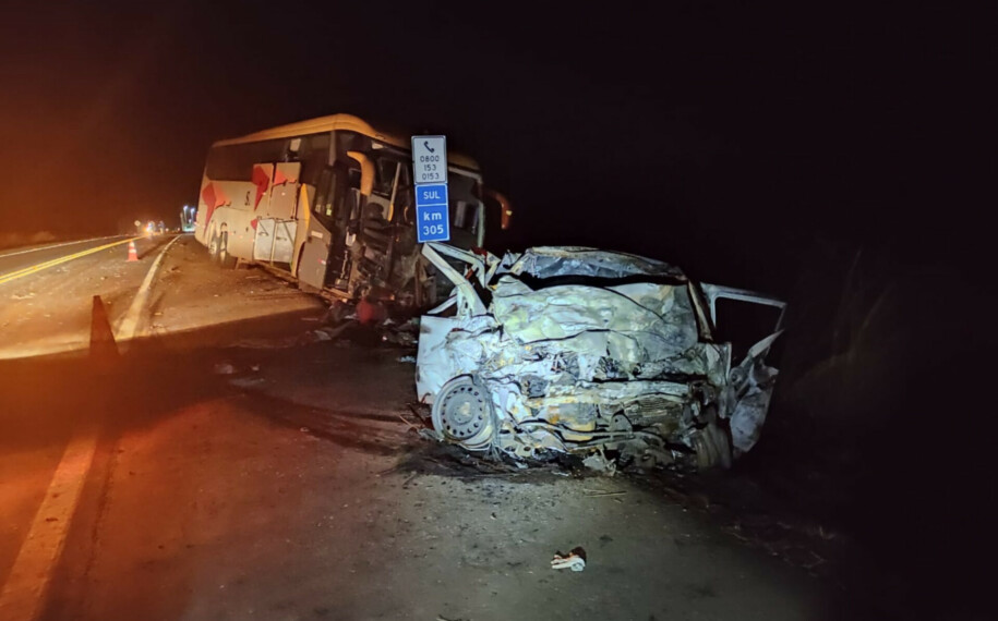 Cinco pessoas morrem após ônibus e dois carros baterem de frente em Goiás