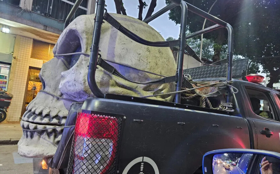 Viatura da PM circula com caveira gigante pelas ruas do Centro do Rio