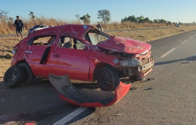 Carro conduzido por menor de idade capota e deixa uma pessoa morta na BR-060, em Abadiânia