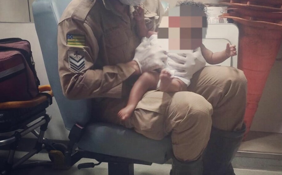 Bebê de 8 meses é resgatado após abandono em lote baldio de Senador Canedo