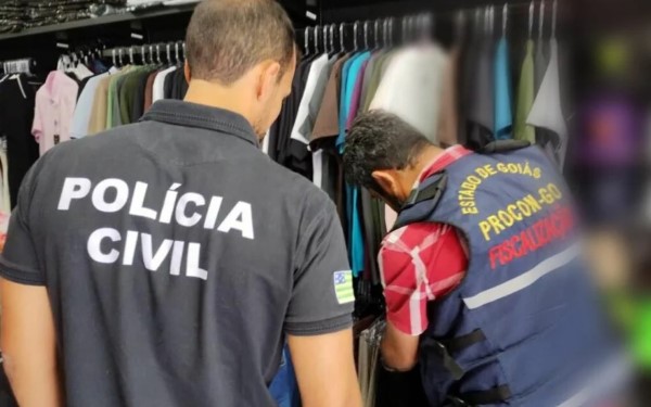 Operação apreende R$ 20 mil em roupas e calçados falsificados, em Corumbaíba