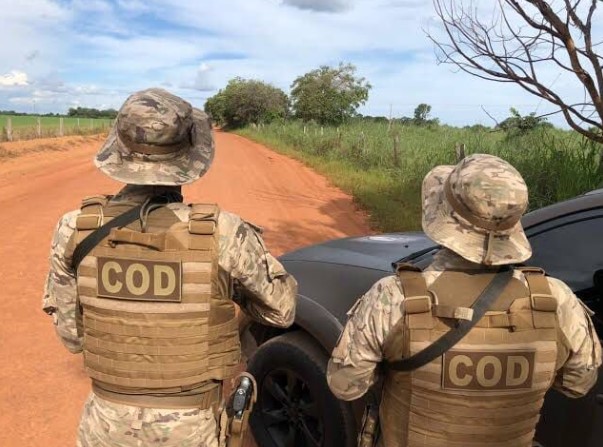 Confronto deixa 2 PMs baleados e 3 suspeitos de homicídio mortos em Corumbaíba