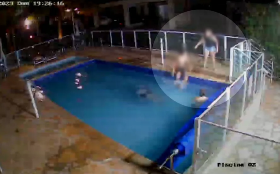 Adolescente cai em piscina após ser agredido por moradora de condomínio em Aparecida