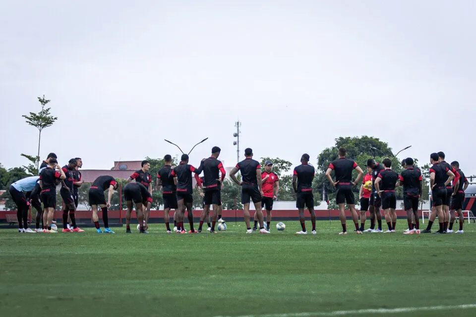 Pelo Brasileirão Série A, Atlético Goianiense recebe o xará mineiro pela 32ª rodada