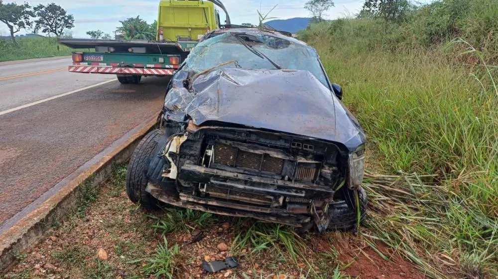 Bebê de 6 meses morre após ser arremessado para fora de carro que capotou em Goiás