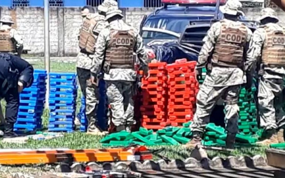 Dois homens são mortos ao tentar fugir em picape carregada com mais de 1 tonelada de drogas