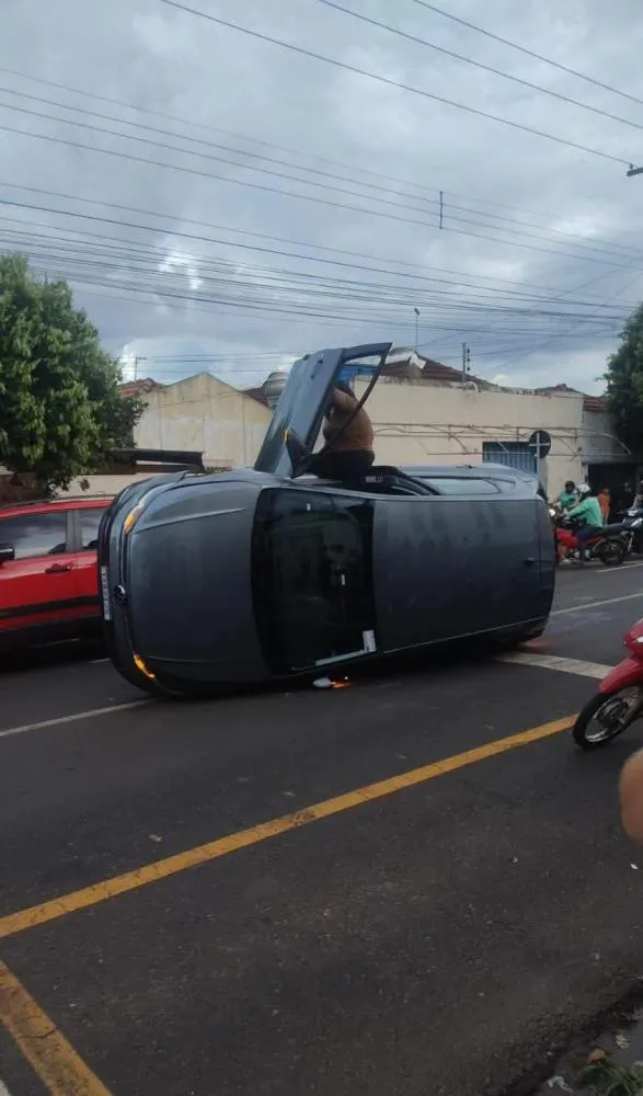 MOTORISTA FOGE APÓS PROVOCAR ACIDENTE QUE TERMINOU COM CARRO TOMBADO EM JATAÍ