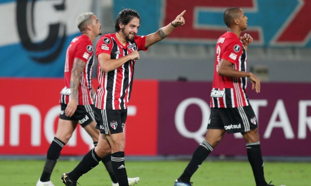 São Paulo vence fácil e Flamengo vira na Argentina