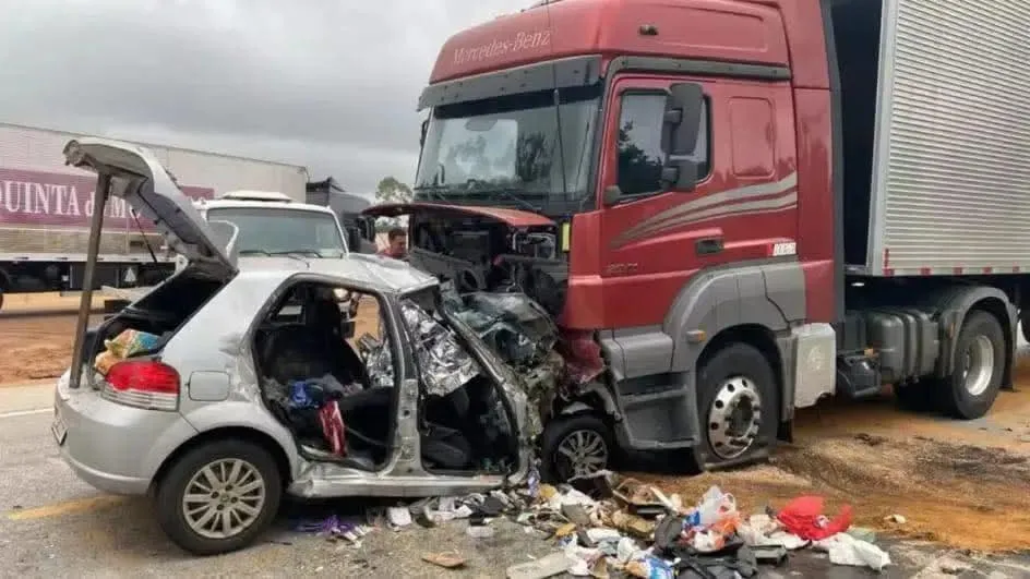 ACIDENTE ENTRE CARRO E CARRETA DEIXA 6 PESSOAS DA MESMA FAMÍLIA MORTAS NA BR-251