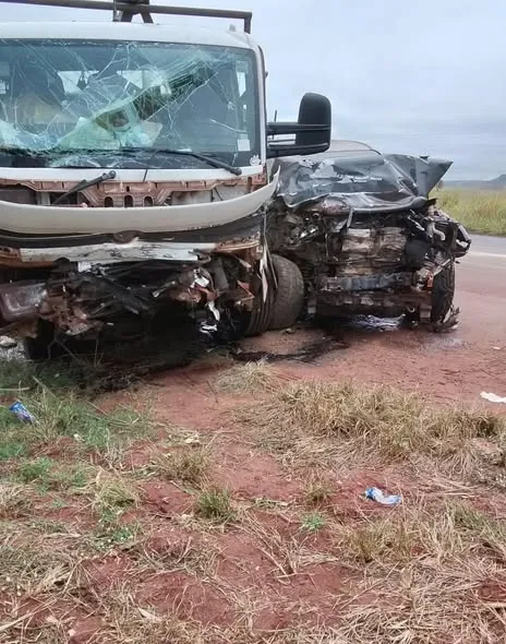 COLISÃO FRONTAL ENTRE CAMINHÃO E HILUX DEIXA FERIDOS NA GO-184, EM SERRANÓPOLIS