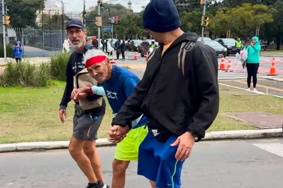 GOIANO DE 93 ANOS EMOCIONA AO COMPLETAR MARATONA DE 42 KM SOB APLAUSOS