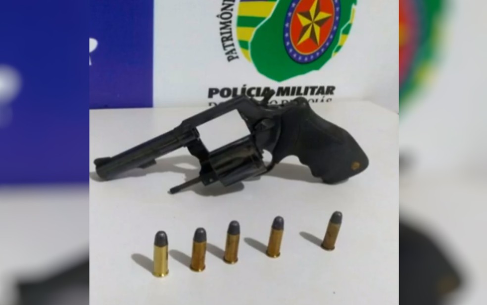 Mulher é presa suspeita de dirigir bêbada, bater contra caminhão e cometer injúria racial contra motorista