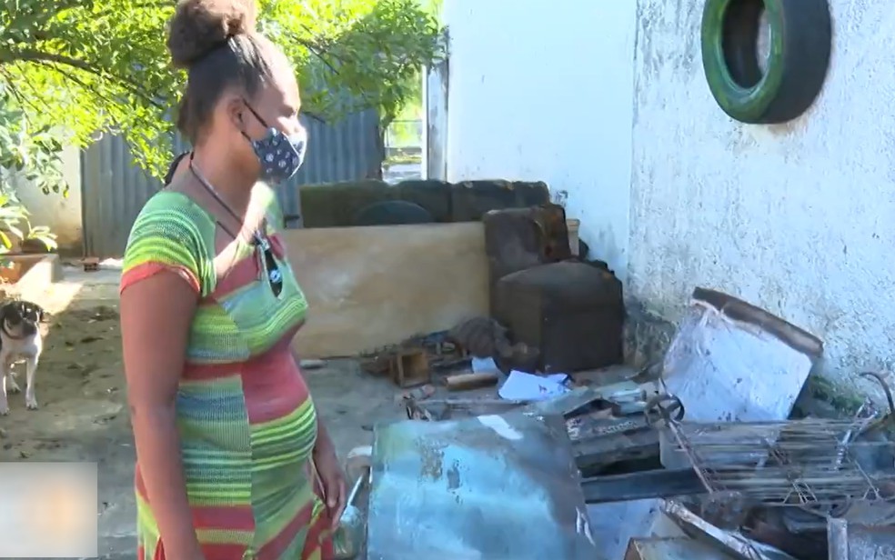 Mulher denuncia que ex-companheiro colocou fogo na casa dela por não aceitar o fim da relação