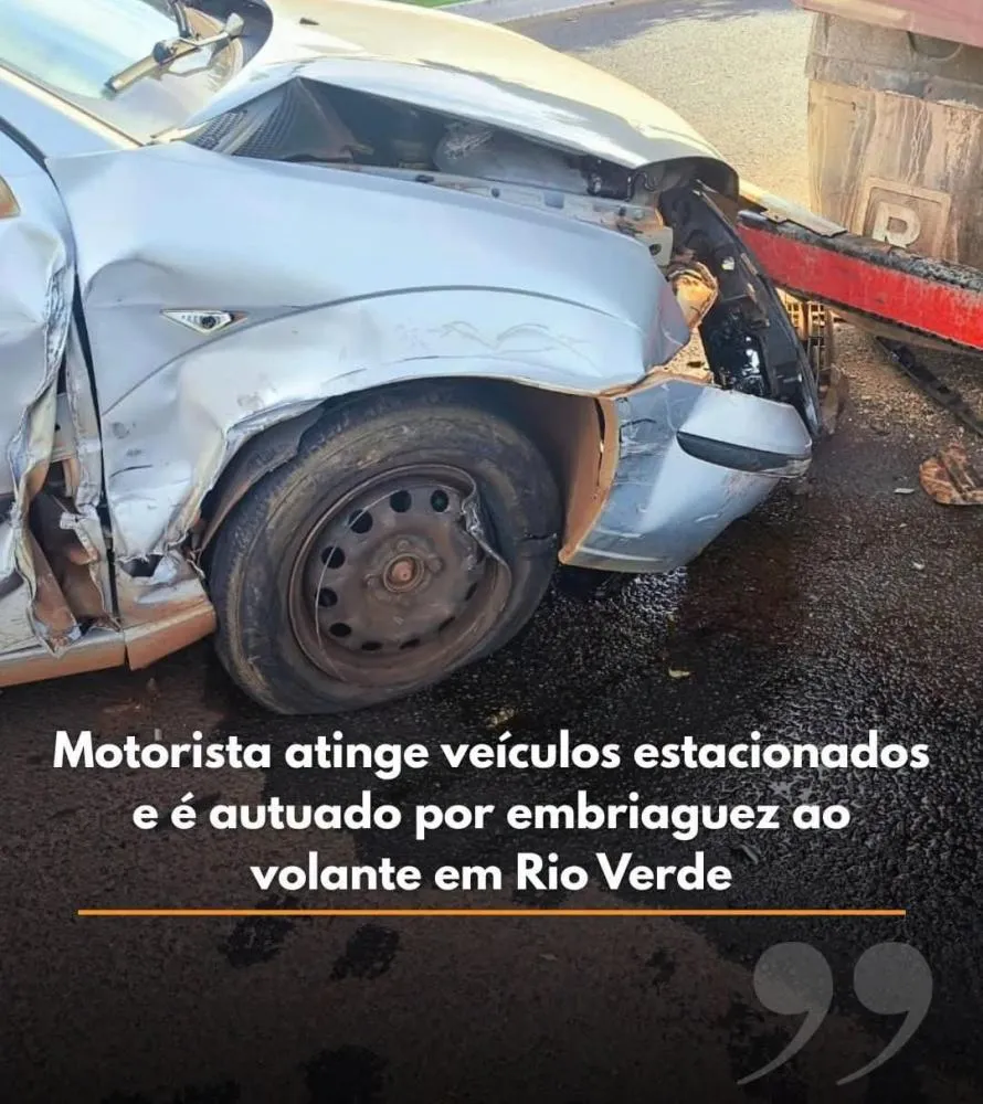 Motorista embriagado colide contra caminhão estacionado e tem veículo apreendido