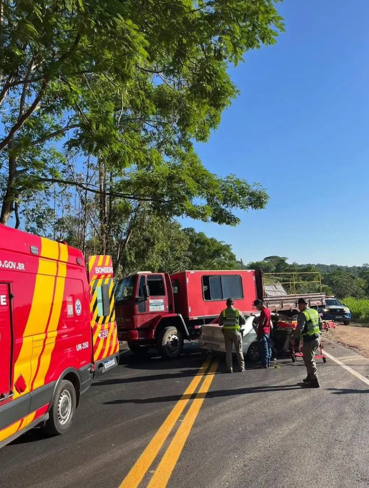Carro bate em caminhão atravessado na pista e deixa dois feridos em Pires do Rio