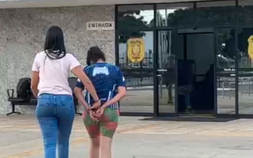 Mãe condenada a 26 anos por matar filho de 2 anos em fogueira é presa no DF