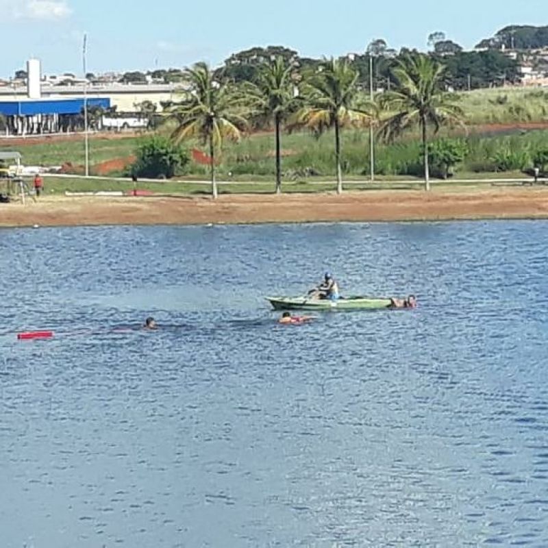 Jovens pulam de pedalinho para nadar no lago municipal de Nerópolis e se afogam