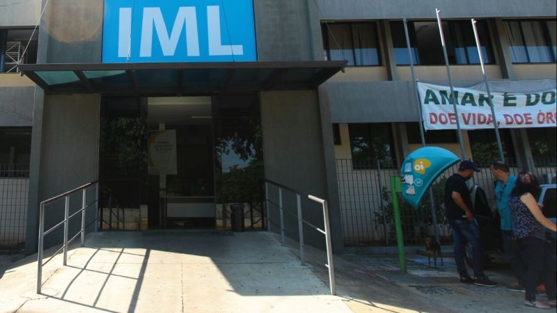 Motociclista morre após perder controle da direção e cair dentro de lago