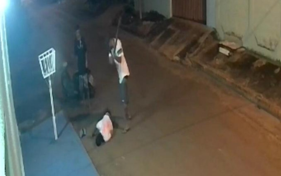 Homem é espancado e esfaqueado até a morte em rua de Aparecida de Goiânia