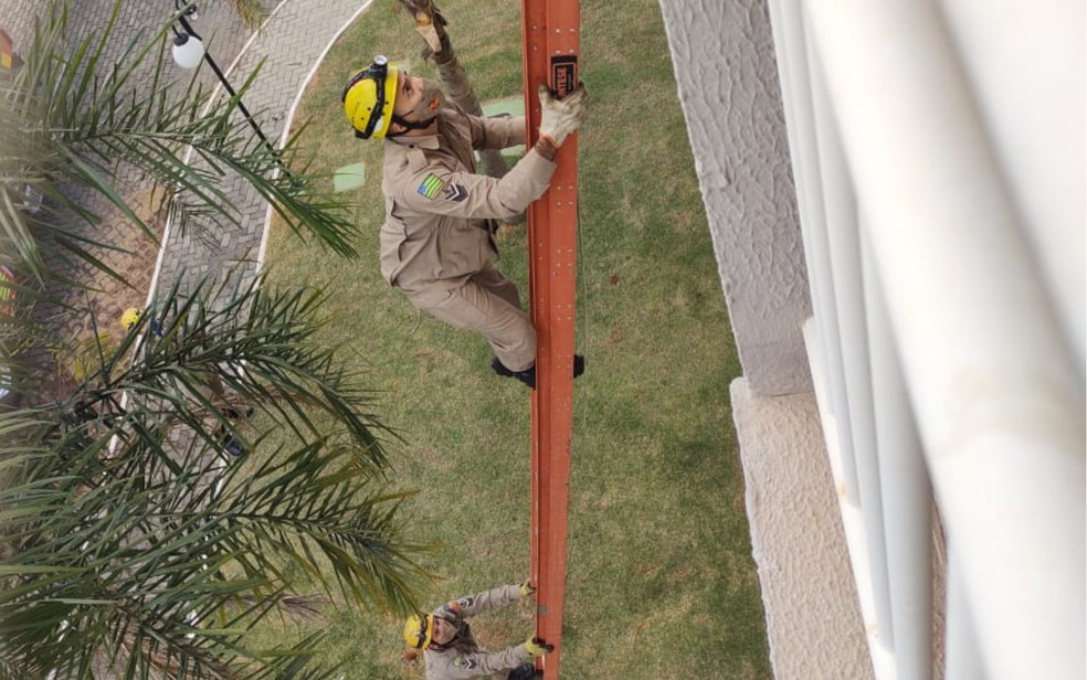 Bombeiros entram pela janela de apartamento do 3º andar para resgatar menina que ficou presa em quarto