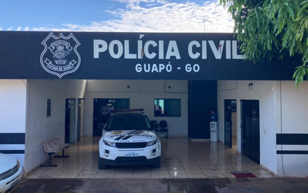 Jovem é chantageada a mandar fotos nuas por quase três anos após conhecer homem pela internet, diz polícia