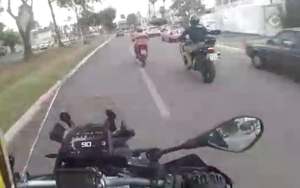 Jovem sem CNH é preso ao cair da motocicleta após 12 km de perseguição policial por ruas de Goiânia