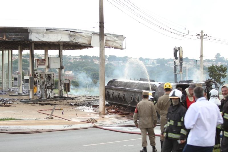 Carreta transportando 37 mil litros de etanol tomba e pega fogo na BR-060, em Goiânia