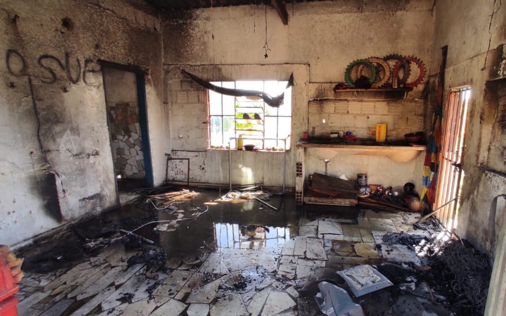 Homem é preso suspeito de agredir esposa, trancá-la em quarto e colocar fogo na casa