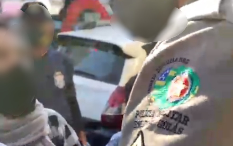 Comerciantes e fiscais brigam por causa de manequins em Jataí