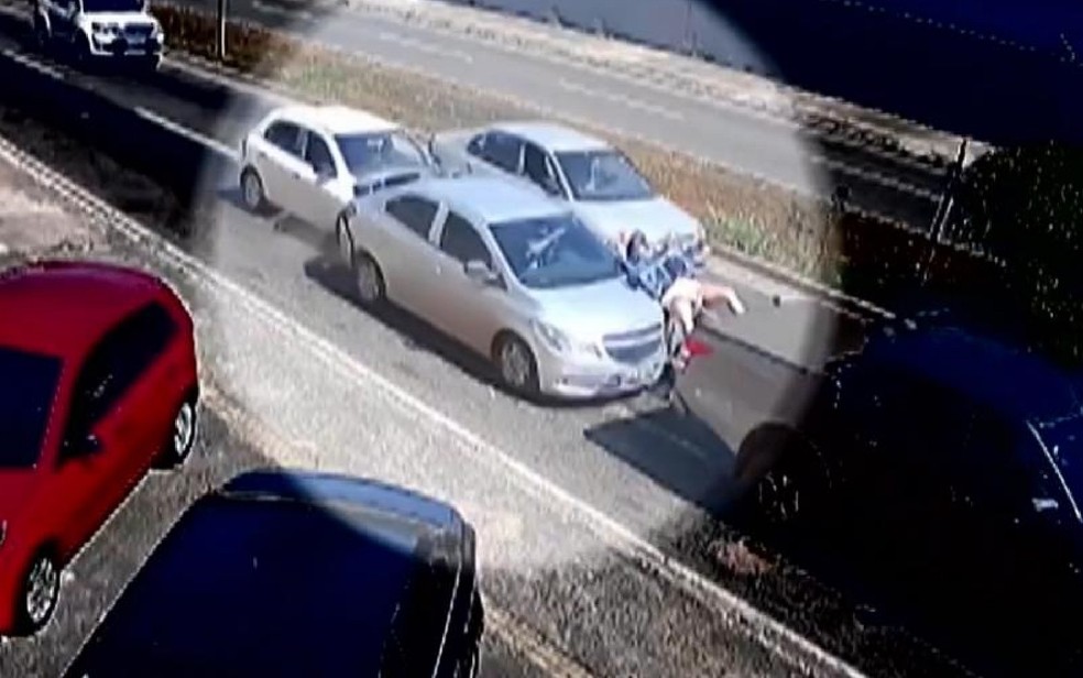 Motociclista é arremessada durante série de batidas em semáforo de Goiânia