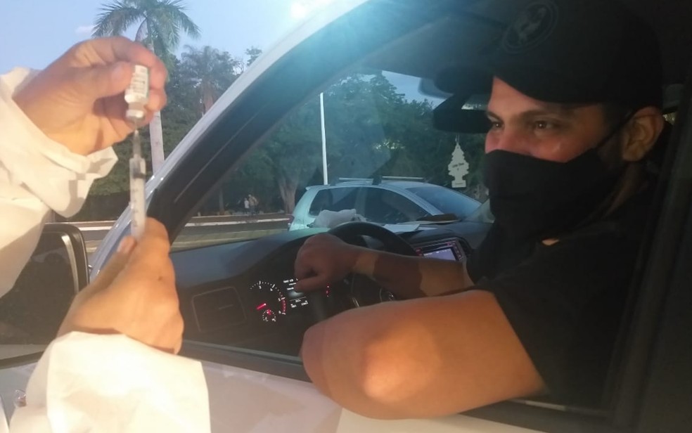 Cantor Jorge, da dupla com Mateus, se vacina contra Covid-19