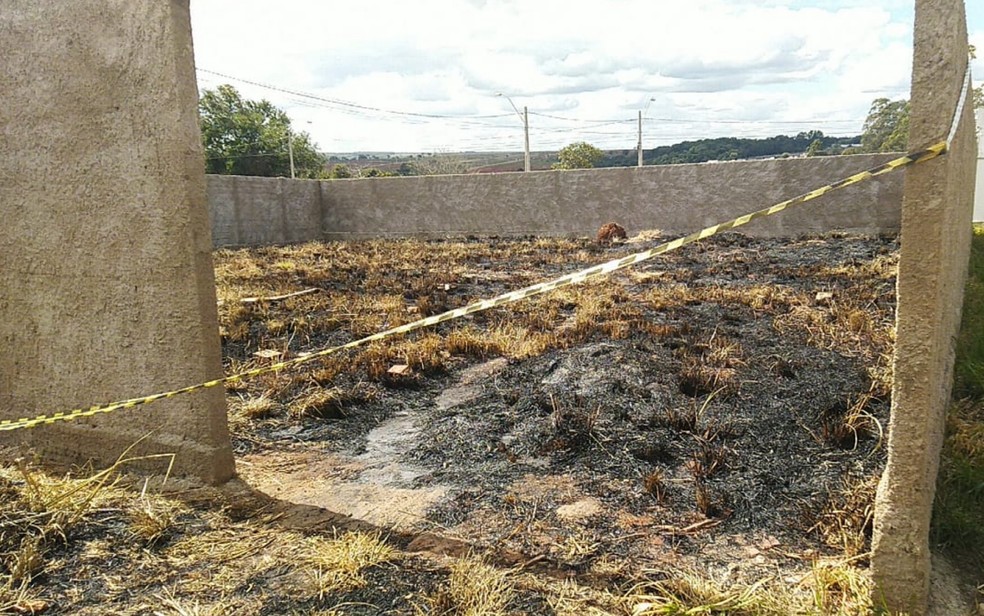 Mãe é presa suspeita de jogar recém-nascido em lote baldio e matar bebê queimado