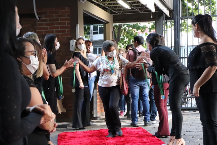 HGG recebe profissionais de enfermagem com tapete vermelho e medalhas