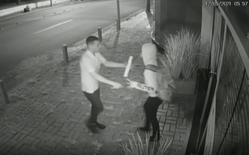 Mulher luta contra assaltante e consegue se salvar após ser ajudada por motorista de ônibus